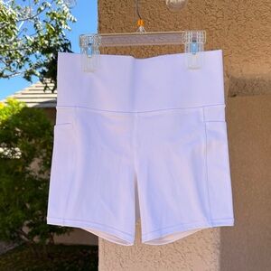 Athleta Salutation Stash 5” Shorts White Size M